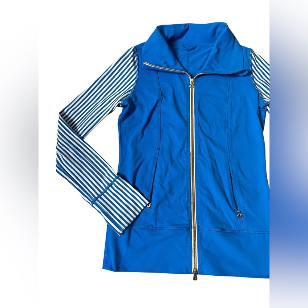 Lululemon Daily Yoga Jacket
Beaming Blue / Classic Stripe Polar, size 4 - Picture 11 of 15